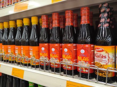 PENANG, MALAYSIA -5 Mart 2021: Pişirme malzemesi olarak kullanılan soya sosunun çeşitli türleri süpermarketlerde satılıyor. Markayla sınıflandırıldı ve fiyat etiketi ile etiketlendi..