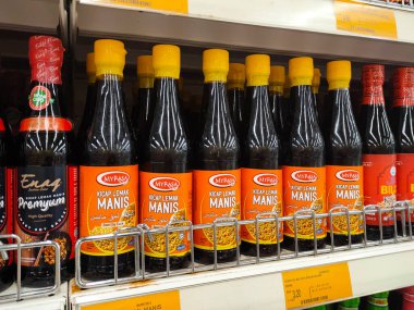 PENANG, MALAYSIA -5 Mart 2021: Pişirme malzemesi olarak kullanılan soya sosunun çeşitli türleri süpermarketlerde satılıyor. Markayla sınıflandırıldı ve fiyat etiketi ile etiketlendi..