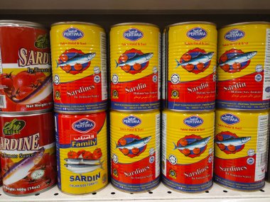 PENANG, MALAYSIA 09 Aralık 2021: Sardalya balığı konservesine odaklı. Balık işlendi, pişirildi ve konteynırda paketlendi. Fiyat etiketi ile birlikte satışta ve etikette görüntülendi