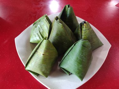 Nasi lemak. Malezya 'da imzalı bir yiyecek. Genellikle kahvaltı niyetine yenir. Nasi lemak genellikle sambal, yumurta ve ançüezle servis edilir..