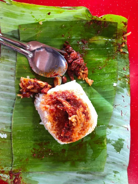 Nasi Lemak 是马来西亚特有的食物 常作为早餐吃 纳西柠檬通常与桑巴 鸡蛋和凤尾鱼一起食用 — 图库照片