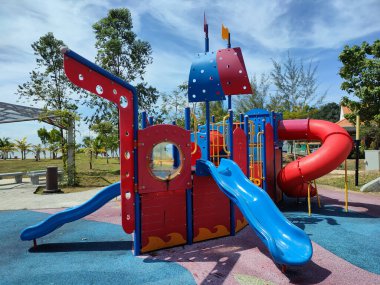 PENANG, MALAYSIA - 6 Temmuz 2021: Halk parkındaki modern çocuk parkına odaklandı. Çocukların eğlenmesi için birkaç farklı temayla tasarlandı. Çocuklar mutlu. 