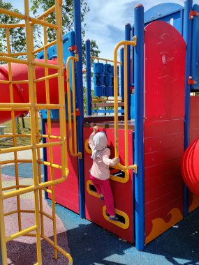 PENANG, MALAYSIA - 6 Temmuz 2021: Halk parkındaki modern çocuk parkına odaklandı. Çocukların eğlenmesi için birkaç farklı temayla tasarlandı. Çocuklar mutlu. 