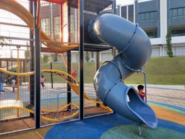 PENANG, MALAYSIA - 6 Temmuz 2021: Halk parkındaki modern çocuk parkına odaklandı. Çocukların eğlenmesi için birkaç farklı temayla tasarlandı. Çocuklar mutlu. 