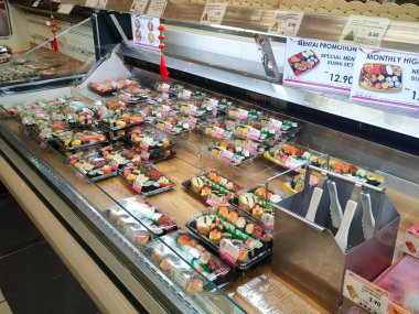 SEREMBAN, MALAYSIA - 29 HAZİRAN 2022: Soğutucuda sergilenmek üzere suşi sergilenmeye odaklanmış. Tepside türüne göre ayrılır ve müşterilerin rahatlığı için bir fiyat etiketi yerleştirilir.