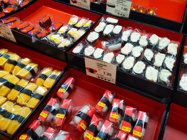 SEREMBAN, MALAYSIA - 29 HAZİRAN 2022: Soğutucuda sergilenmek üzere suşi sergilenmeye odaklanmış. Tepside türüne göre ayrılır ve müşterilerin rahatlığı için bir fiyat etiketi yerleştirilir.