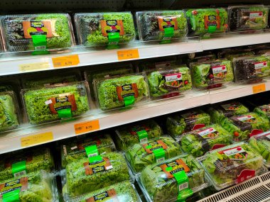 PENANG, MALAYSIA - 30 HAZİRAN 2022: Şeffaf konteynırlarda paketlenmiş sebzeler üzerine odaklanıldı. Süpermarketlerde satışta. Fiyat etiketi türüne göre olsun.