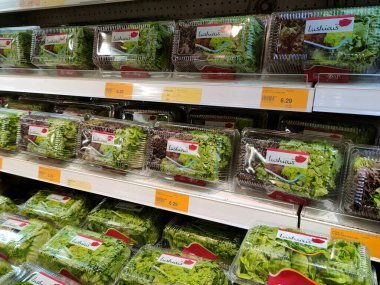 PENANG, MALAYSIA - 30 HAZİRAN 2022: Şeffaf konteynırlarda paketlenmiş sebzeler üzerine odaklanıldı. Süpermarketlerde satışta. Fiyat etiketi türüne göre olsun.