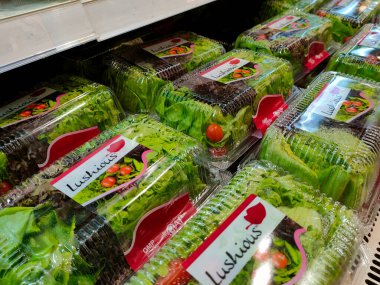 PENANG, MALAYSIA - 30 HAZİRAN 2022: Şeffaf konteynırlarda paketlenmiş sebzeler üzerine odaklanıldı. Süpermarketlerde satışta. Fiyat etiketi türüne göre olsun.