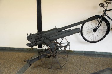 PORT DICKSON, MALAYSIA - MAYIS 08, 2016: Malezya Ordu Müzesi veya Port Dickson, Negeri Sembilan, Malezya 'daki Muzium Tentera Darat' ta eski savaş topu restore edildi ve halka sergilendi.