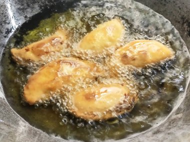 Malezya körili puf böreği. Karipap olarak da bilinir. Malezya 'nın geleneksel yemeklerinden biridir. Buğday unundan yapılmış deri ve içinde patates ve köri karışımı var..