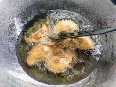 Malezya körili puf böreği. Karipap olarak da bilinir. Malezya 'nın geleneksel yemeklerinden biridir. Buğday unundan yapılmış deri ve içinde patates ve köri karışımı var..