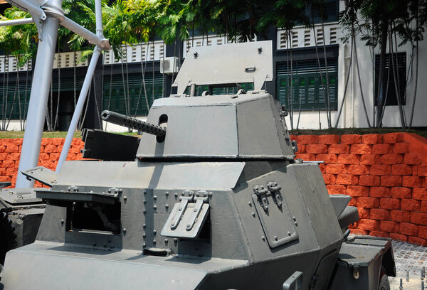 ПОРТ-ДИКСОН, МАЛАЙЗИЯ - 8 декабря 2016 года: Старая армейская бронемашина и танки восстановлены и выставлены для публики в Музее армии Малайзии или Музее Тенера Дарат в Порт-Диксоне, Негери-Сембилан, Малайзия.. 