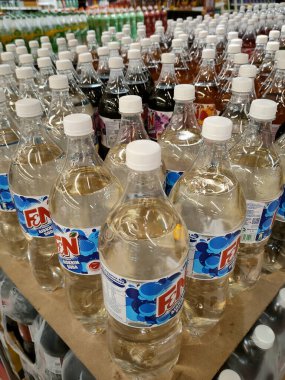 PENANG, MALAYSIA - 18 Mart 2021: Hafif içecekler veya karbonatlı içecekler büyük süpermarketin içindeki raflarda satılığa çıkarıldı. Müşterinin satın almasını kolaylaştırmak için markaya göre sıralanır.