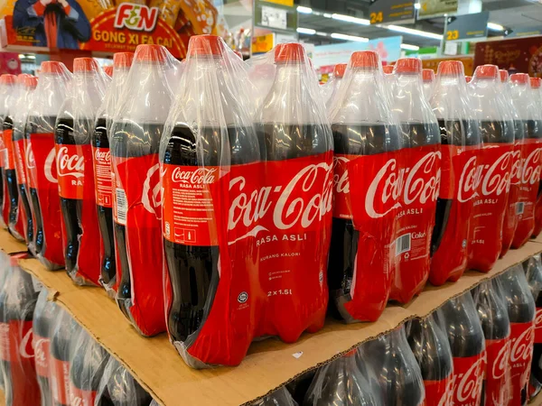 ペナン マレーシア 2021年3月18日 ソフトドリンクや炭酸飲料が配置され 販売のための巨大なスーパーマーケット内のラックに積み上げられました ブランドによってソートされ 顧客が購入しやすいように — ストック写真