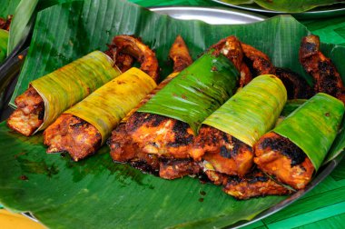 PENANG, MALAYSIA - 3 Kasım 2021: ızgara balığa odaklanmış. Malezya 'da popüler bir yemektir. Balık özel bir sosla pişirilmeden önce baharatlarla marine edilir..