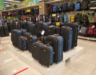 PENANG, MALAYSIA -16 HAZİRAN 2021: Bir süpermarkette satılan çeşitli seyahat çantalarına odaklandı. Bir fiyat etiketi ile işaretli olduğu kadar çeşitli tasarım ve renkler gelir.