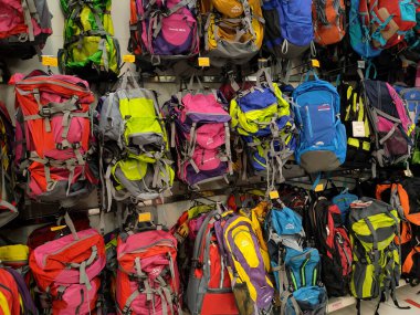 PENANG, MALAYSIA -16 HAZİRAN 2021: Bir süpermarkette satılan çeşitli seyahat çantalarına odaklandı. Bir fiyat etiketi ile işaretli olduğu kadar çeşitli tasarım ve renkler gelir.