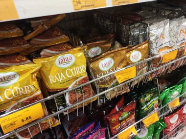 MELAKA, MALAYSIA -HAZİRAN 18, 2021: Baharatlara odaklı seçilen ürünler ticari paketlerde satılıyor ve süpermarketteki raflarda sergileniyor. 