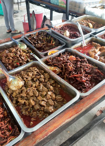马来西亚传统的马来菜在路边摊位出售 丰富的香料和配方从当地配料 顾客可以自由选择他们喜欢的东西 — 图库照片