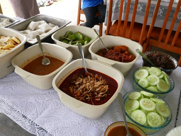 马来西亚传统的马来菜在路边摊位出售 丰富的香料和配方从当地配料 顾客可以自由选择他们喜欢的东西 — 图库照片
