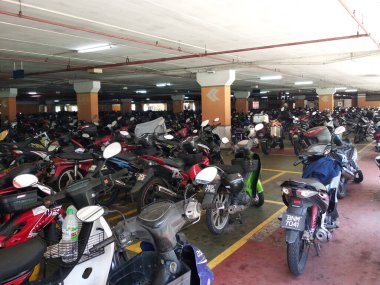 KUALA LUMPUR, MALAYSIA 7 Temmuz 2021: kemik altı motosikletleri otoparka park ediliyor. Bu tip motosikletler Malezya 'da yaygın olarak kullanılır çünkü ucuz ve sürdürmesi kolaydır.