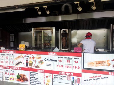 CYBERJAYA, MALAYSIA - 2 Aralık 2020: Kebap veya shawarma, seyyar satıcılar tarafından yol kenarındaki küçük dükkanlarda servis yemeği olarak satılır. Ekmek, et, tavuk ve sebzelerle sarılmış..