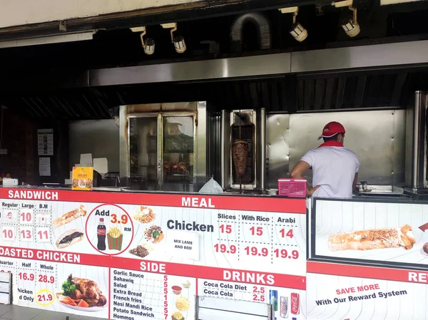 CYBERJAYA, MALAYSIA - 2 Aralık 2020: Kebap veya shawarma, seyyar satıcılar tarafından yol kenarındaki küçük dükkanlarda servis yemeği olarak satılır. Ekmek, et, tavuk ve sebzelerle sarılmış..