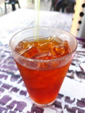 - Çay. Soğuk ve sıcak servis edildi. Çay tozu sıcak suyla demlenir ve aromasını arttırır. Cam bardakta servis edilir.. 