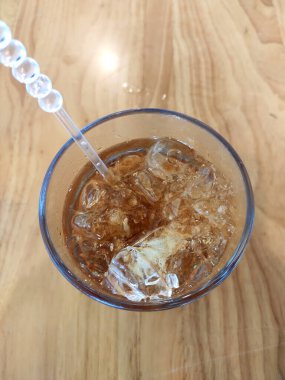 - Çay. Soğuk ve sıcak servis edildi. Çay tozu sıcak suyla demlenir ve aromasını arttırır. Cam bardakta servis edilir.. 