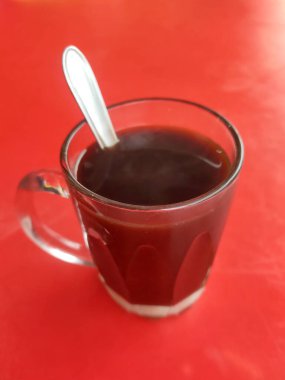 - Çay. Soğuk ve sıcak servis edildi. Çay tozu sıcak suyla demlenir ve aromasını arttırır. Cam bardakta servis edilir.. 