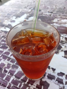 - Çay. Soğuk ve sıcak servis edildi. Çay tozu sıcak suyla demlenir ve aromasını arttırır. Cam bardakta servis edilir.. 