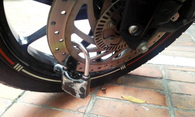 SELANGOR, MALAYSIA - 4 Mart 2021: kaliteli lastiklerden yapılmış motosiklet lastikleri. Seçilen lastikler, üreticinin önerdiği özelliklere uygun olmalıdır..