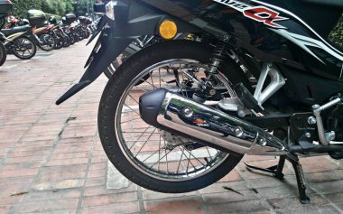 SELANGOR, MALAYSIA - 4 Mart 2021: kaliteli lastiklerden yapılmış motosiklet lastikleri. Seçilen lastikler, üreticinin önerdiği özelliklere uygun olmalıdır..