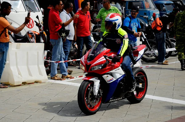 Penang Malaysia Června 2021 Motocyklisté Projíždějí Přeplněnými Oblastmi Motocyklech Vysokým — Stock fotografie