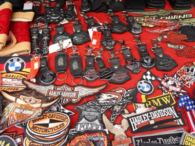 MELAKA, MALAYSIA - 4 Mart 2021: Motosiklet hobisi temalı hediyelikler satışa sunuldu. Çoğunda motosiklet markası ya da seçilen motosiklet kulübünün adı var..