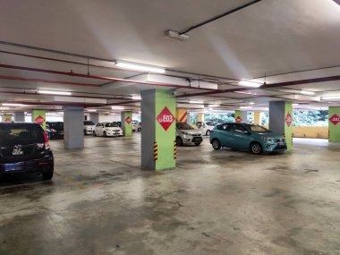 MELAKA, MALAYSIA - 5 Nisan 2021: Binanın içindeki otoparktaki durum. Araçlar park yerindeki kutuya göre park edilmiş ve park alanı da sütundaki boyayla işaretlenmiş..