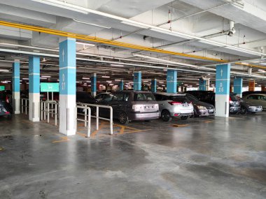 MELAKA, MALAYSIA - 5 Nisan 2021: Binanın içindeki otoparktaki durum. Araçlar park yerindeki kutuya göre park edilmiş ve park alanı da sütundaki boyayla işaretlenmiş..