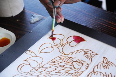 SELANGOR, MALAYSIA - 07 Aralık 2016: Malezya çizim batik veya batik kanting. Daha önce çizilen ıslak balmumu renk denetimi. 