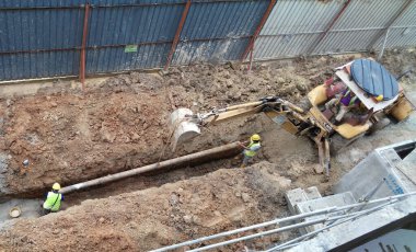 SELANGOR, MALAYSIA - 02 Aralık 2016: İnşaat işçileri inşaat alanında inşaat öncesi beton drenaj döşüyorlar. 