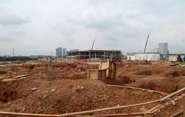 SEPANG, MALAYSIA -MAYIS 06, 2014: İnşaat alanında ilerleme üzerine yığılma kapağı vakfı çalışması. İnşaat işçileri, kazma kapağı yapımına başlamak için delik kazıyorlar.. 