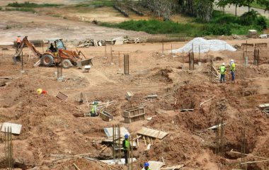 SEPANG, MALAYSIA -MAYIS 06, 2014: İnşaat alanında ilerleme üzerine yığılma kapağı vakfı çalışması. İnşaat işçileri, kazma kapağı yapımına başlamak için delik kazıyorlar.. 