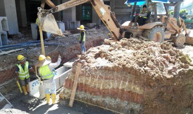 SELANGOR, MALAYSIA - 02 Aralık 2016: İnşaat işçileri inşaat alanında inşaat öncesi beton drenaj döşüyorlar. 