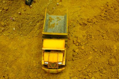 SELANGOR, MALAYSIA - 16 Mart 2021: Uzaktan kumandalı inşaat makineleri oyuncakları üzerine odaklanmış. Oyun setinin içine yerleştirilmiş gerçek bir inşaat alanı gibi görünüyor.