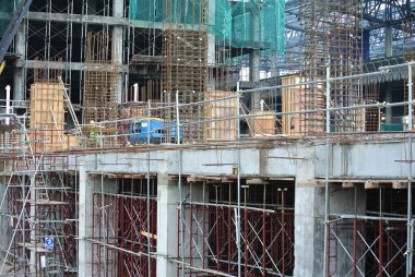SELANGOR, MALAYSIA - 17 Temmuz 2021: Beton sütunlar kereste ve kontrplak formları kullanılarak oluşturulur. Çelik takviyesi, erimiş betonla doldurulmadan önce düzgünce yerleştirilir..