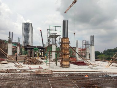 SELANGOR, MALAYSIA - 17 Temmuz 2021: Beton sütunlar kereste ve kontrplak formları kullanılarak oluşturulur. Çelik takviyesi, erimiş betonla doldurulmadan önce düzgünce yerleştirilir..