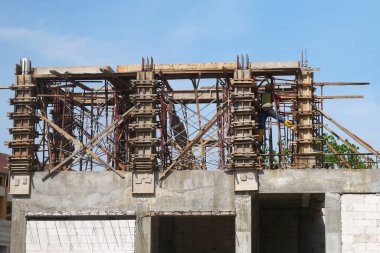 SELANGOR, MALAYSIA - 17 Temmuz 2021: Beton sütunlar kereste ve kontrplak formları kullanılarak oluşturulur. Çelik takviyesi, erimiş betonla doldurulmadan önce düzgünce yerleştirilir..