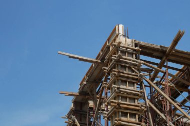 SELANGOR, MALAYSIA - 17 Temmuz 2021: Beton sütunlar kereste ve kontrplak formları kullanılarak oluşturulur. Çelik takviyesi, erimiş betonla doldurulmadan önce düzgünce yerleştirilir..