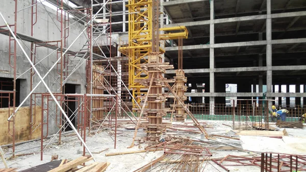 セランゴール マレーシア 2021年7月17日 コンクリート列は 木材や合板のフォームワークを使用して形成されます 溶湯コンクリートを注ぐ前に 内部に鋼の補強材をきれいに設置します — ストック写真