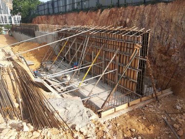 SELANGOR, MALAYSIA - 21 HAZİRAN 2021: İnşaat işçileri istinat duvarını mühendisin tasarımına göre inşa ettiler..